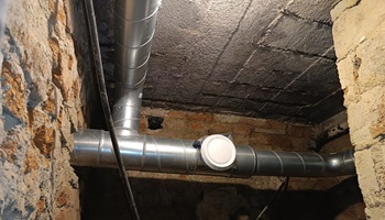 Instalace potrubí ve sklepních prostorách Petrohradská