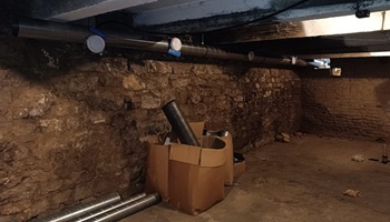 Instalace potrubí ve sklepních prostorách Petrohradská