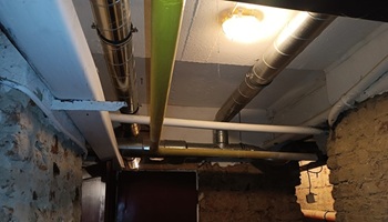 Instalace potrubí ve sklepních prostorách Petrohradská