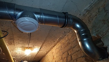 Instalace potrubí ve sklepních prostorách Petrohradská