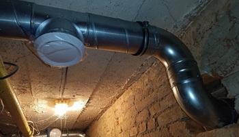 Instalace potrubí ve sklepních prostorách Petrohradská